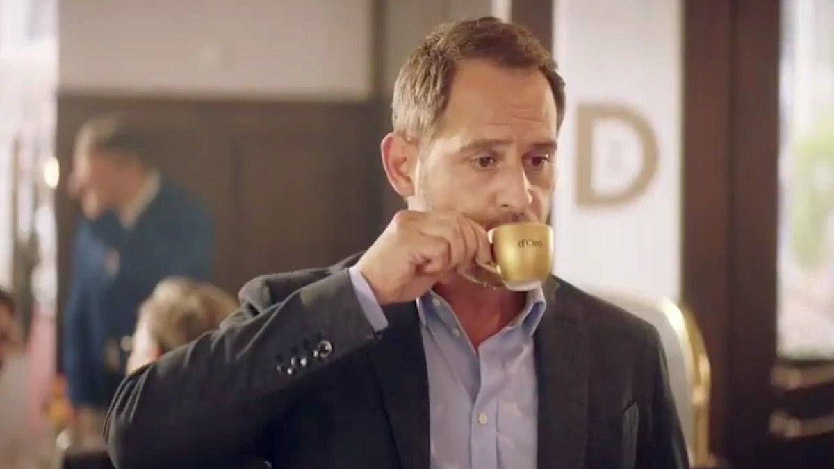 Moritz "Maurizio" Bleibtreu genießt den Espresso mitsamt italienischem Flair bei Dallmayr.