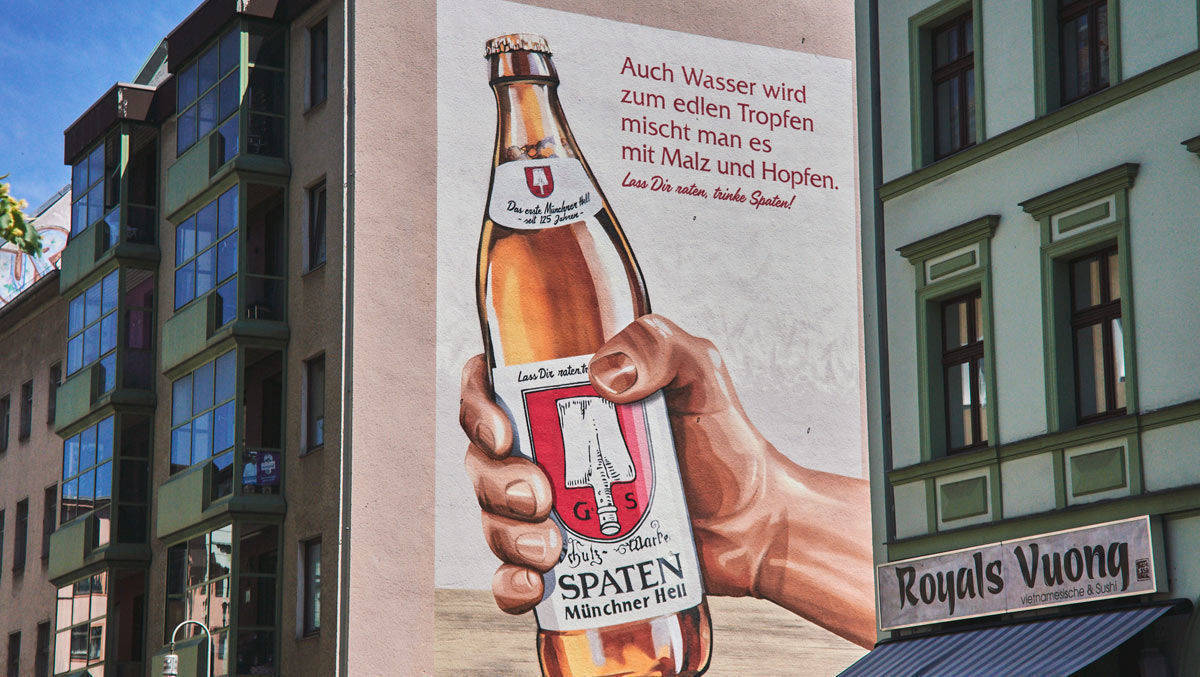 Wandmalereien im traditionellen Stil sind Teil der Jubiläumskampagne von Spaten (hier: Berlin).