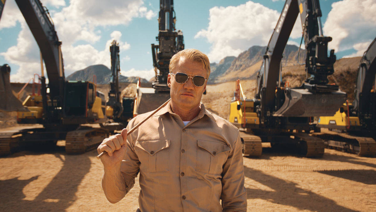 Actionheld Dolph Lundgren, gebürtiger Schwede, wirbt jetzt für Volvo Baumaschinen.