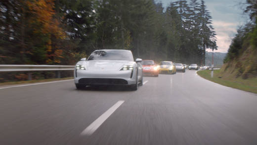 Verfolgungsjagd im Schwarzwald: Eine Porsche-Kolonne jagt den Taycan.