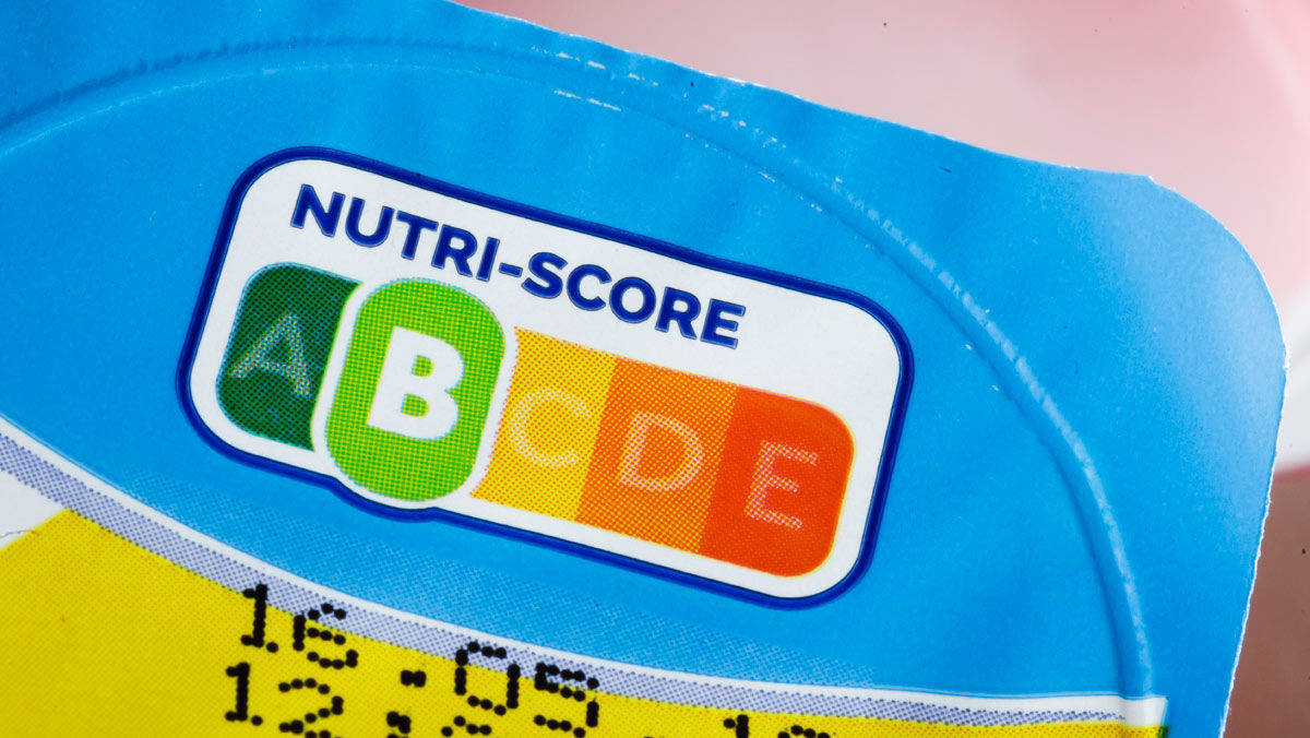 Der Nutri-Score ein freiwilliges Kennzeichnungssystem, das Lebensmittel und Getränke nach ihrem Nährwertprofil klassifiziert.
