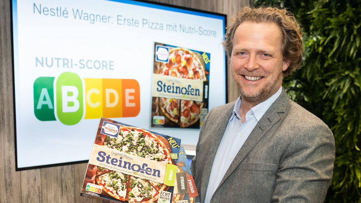Thomas Göbel, Geschäftsführer bei Nestlé Wagner, stellt die ersten Produkte mit Nutri-Score vor.