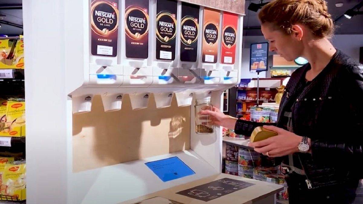 Nachhaltiges Einkaufserlebnis: Kunden können wiederverwendbare Behälter zum Abfüllen der Produkte nutzen. 