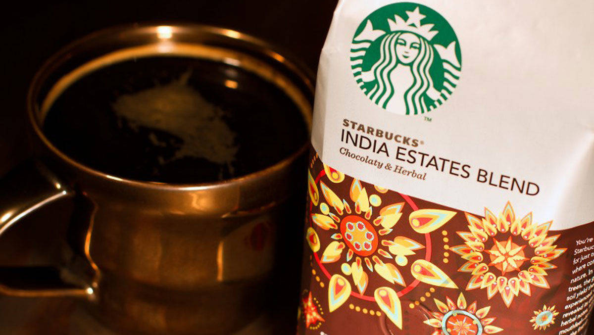 Starbucks röstet und verkauft eigene Kaffeesorten.