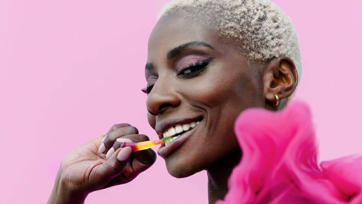 Katjes bringt ein neues Fruchtgummi-Produkt auf den Markt. Das Kampagnen-Gesicht ist Tänzerin und Choreografin Nikeata Thompson.