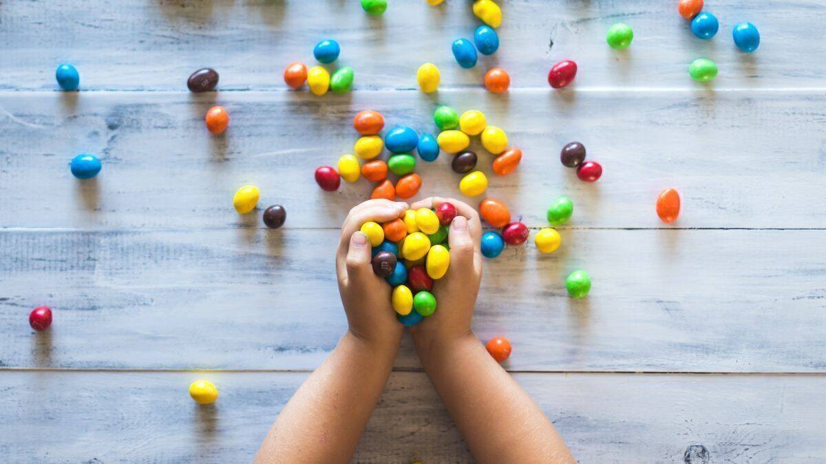 Kinder lieben Süßigkeiten, deswegen sollte die Werbung nicht zusätzlich den Konsum anheizen.