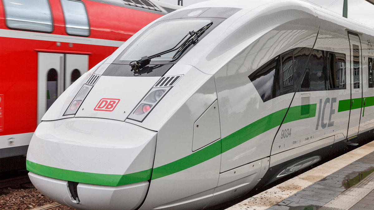 Der grüne Streifen am ICE soll das Umweltbewusstsein der Bahn deutlich machen.