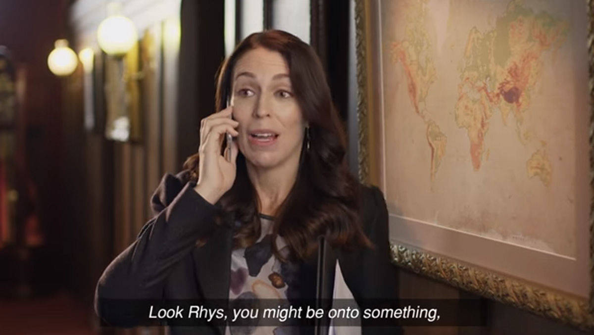 Neuseelands Premierministerin Jacinda Ardern wird per Telefon von Rhys Darby in eine Verschwörung eingeweiht.