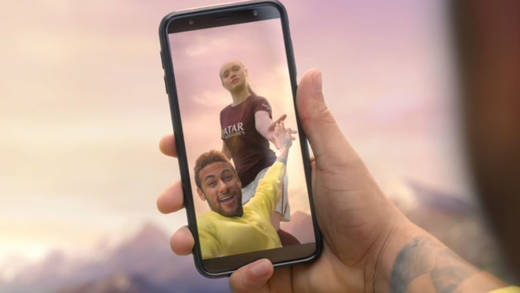 Neymar schießt ein Selfie - passt, immerhin hat er rund 117 Millionen Follower bei Instagram. Diesmal pusht er Qatar Airways und die Frauen-Fußball-WM.