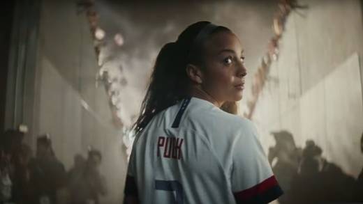 Inspiration für Andere: Profi-Fußballerin Mallory Pugh tritt ebenfalls im Spot auf.