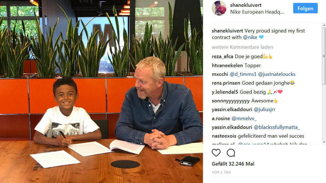 Wie ein Profi: Shane Kluivert beim Geschäftsabschluss.