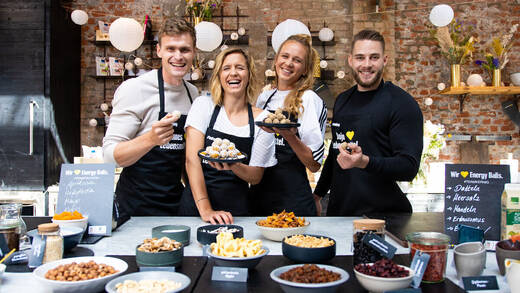 V.l.n.r.: Ruderer Hannes Ocik, Beachvolleyballerin Laura Ludwig, Beachvolleyballerin Maggie Kozuch und Speerwerfer Johannes Vetter entwickelten die Rezepte zu den neuen Energyballs, die jetzt in den Handel kommen.