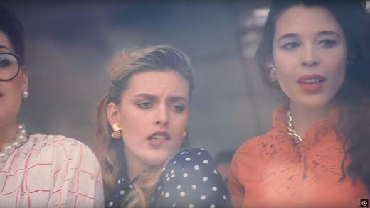 In der neuen Spot-Version schmachten die Frauen dem Opel Astra hinterher.