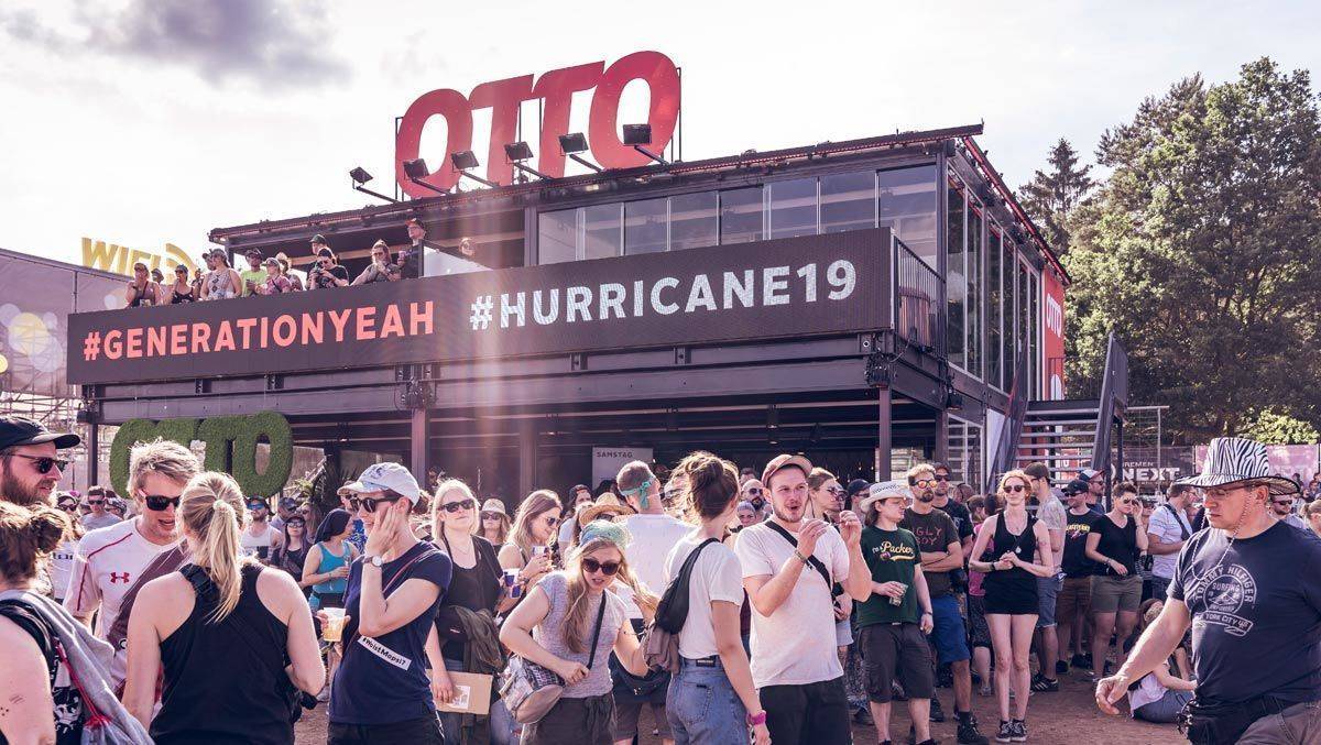 Otto startet seine Geburtstagskampagne und baute vor der Hurricane-Hauptbühne ein Haus auf: Die erste Festival-WG Deutschlands.