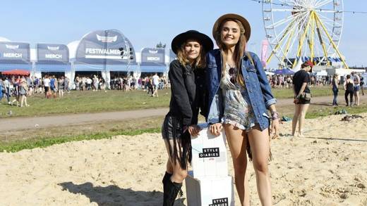 Stylediaries Moderatorin Sofia mit Bloggerin Mel von vanellimelli auf dem Deichbrand Festival