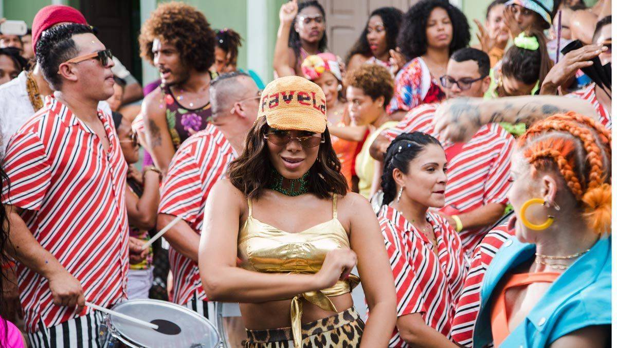 Bacardi, die Superstars von Major Lazer und die brasilianische Pop-Künstlerin Anitta geben das Debüt des Sommerhits "Make It Hot" und die neue Kampagne "Pass The Beat" bekannt
