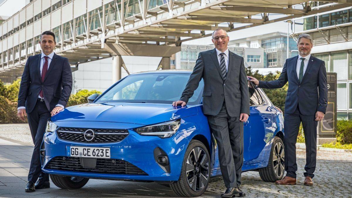 Von links: Stefan Moldaner, neuer Direktor Vertrieb, mit Opel Deutschlandchef Andreas Marx und Albrecht Schäfer, dem neuen Direktor Marketing.