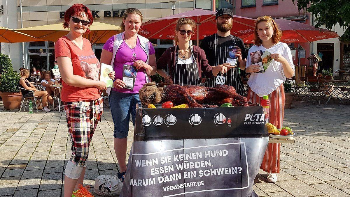 Peta-Aktivisten vor dem Hunde-Grill.