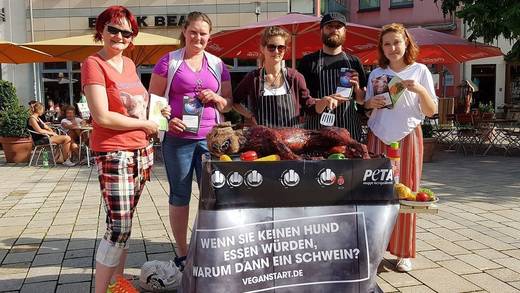 Peta-Aktivisten vor dem Hunde-Grill.