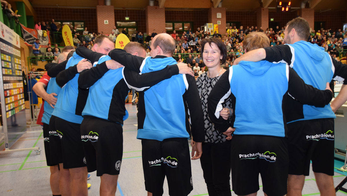 Landrätin und "Prachtregion"-Fan Peggy Greiser im Kreis der Suhler Volleyball-Herren.