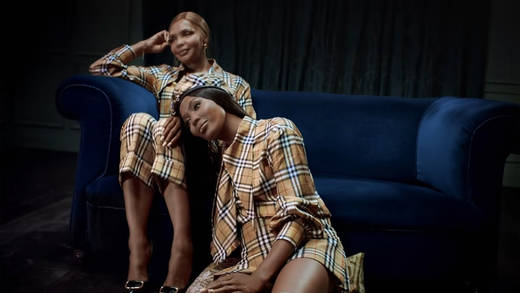 Zum Starensemble bei Burberry gehören Naomi Campbell und ihre Mutter, die sehr stilisiert in klassischem Burberry-Karo posieren: Weihnachtskampagne.