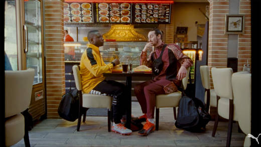 Zwei junge Sportler diskutieren im Schnellrestaurant den "Flow" - in den das Musikvideo reinzieht.