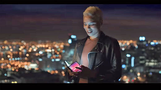 "The Future": Bei diesem Smartphone mit faltbarem Display dürfte es sich um das Samsung Galaxy F handeln.