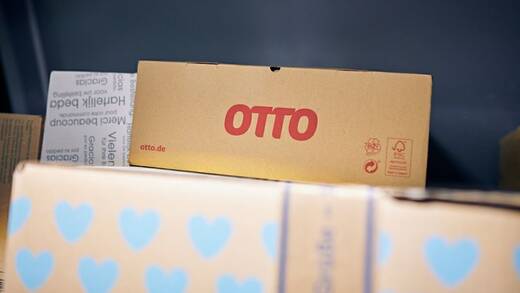 Statt in die Läden zu gehen, bestellen die Deutschen lieber online, etwa bei Otto.