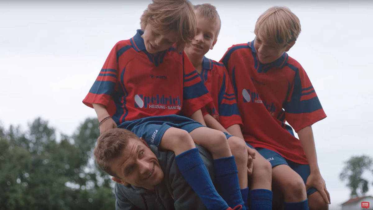 Rewe-Testimonial Thomas Müller fungiert im Spot als Ersatzbank. 