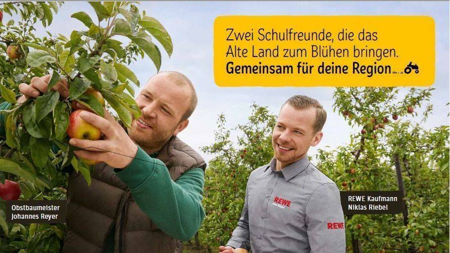 Kampagnen-Ausschnitt: Rewe-Kaufmann Niklas Riebel (r.) und Obstbaumeister Johannes Reyer sind Schulfreunde.