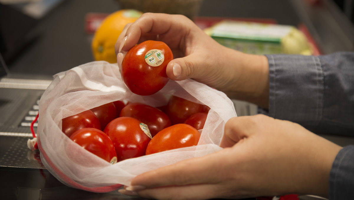 Bio-Gemüse und Obst bietet Rewe nun ohne Einwegverpackungen an.