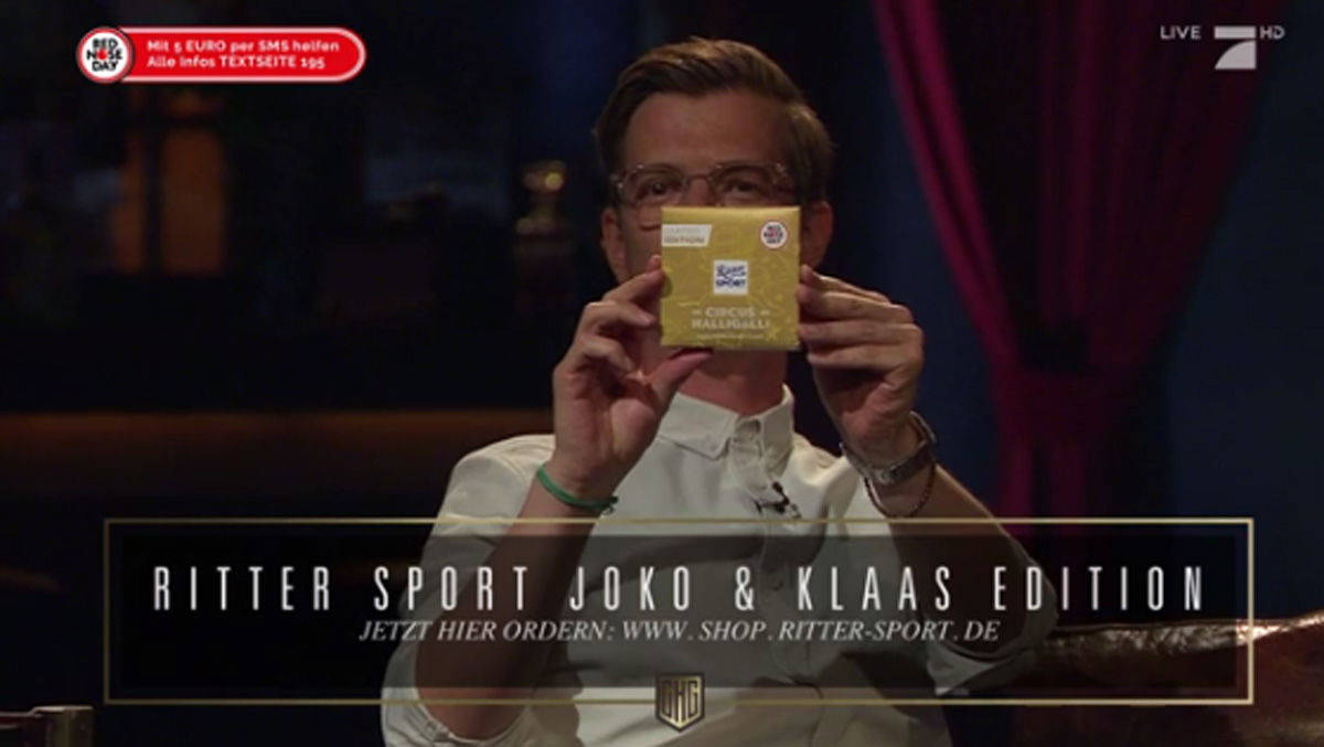 Joko Winterscheidt in der Sendung mit Ritter-Sport-Schokolade.