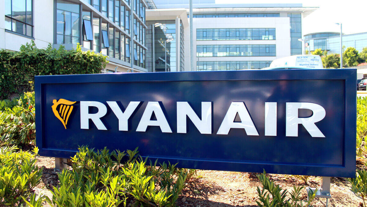 Die Airline Ryanair hat Ärger wegen eines Werbespruchs. "Impfen und los" - so lautete die Botschaft in Großbritannien. 