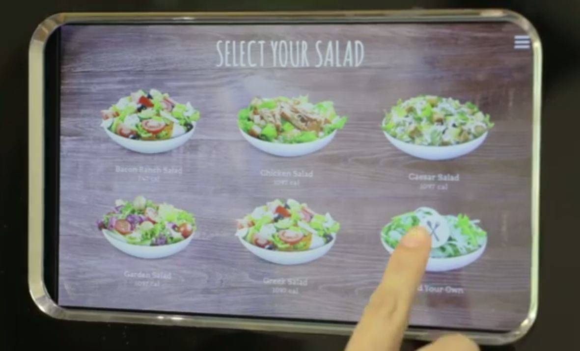 Sally bietet ihr Menü via Touchscreen an.