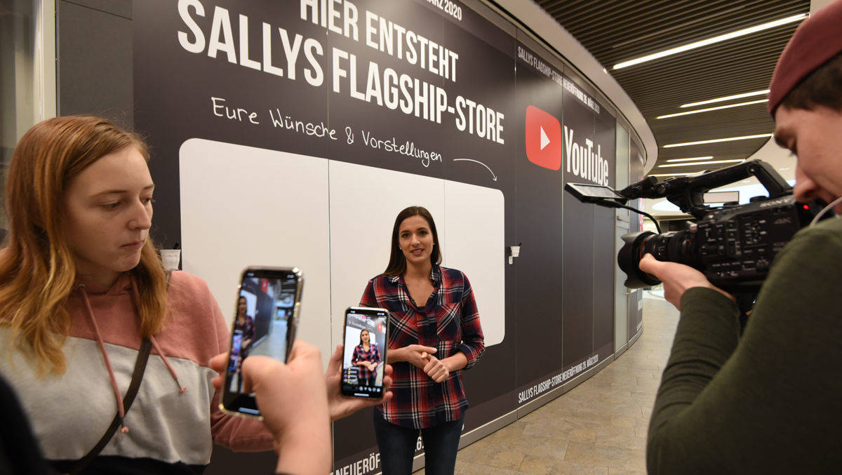 Saliha "Sally" Özcan vor ihrem künftigen Laden in der Mannheimer Shopping Mall Q6 Q7.
