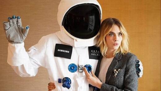 Bald im All - zumindest virtuell: Model Cara Delevigne.