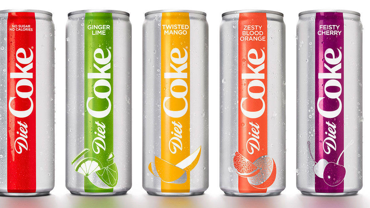 Neben der originalen Variante gibt es vier neue fruchtige Colas. 