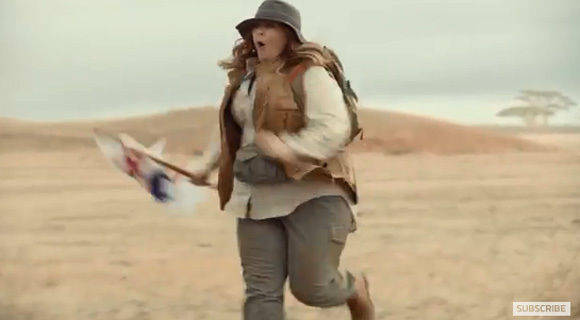 Melissa McCarthy in Safarikleidung auf der wilden Flucht vor ...? Das wird Kia wohl erst am 5. Februar im Super Bowl enthüllen.