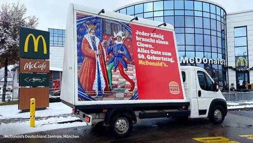 Burger King gratuliert McDonald's zum Geburtstag.