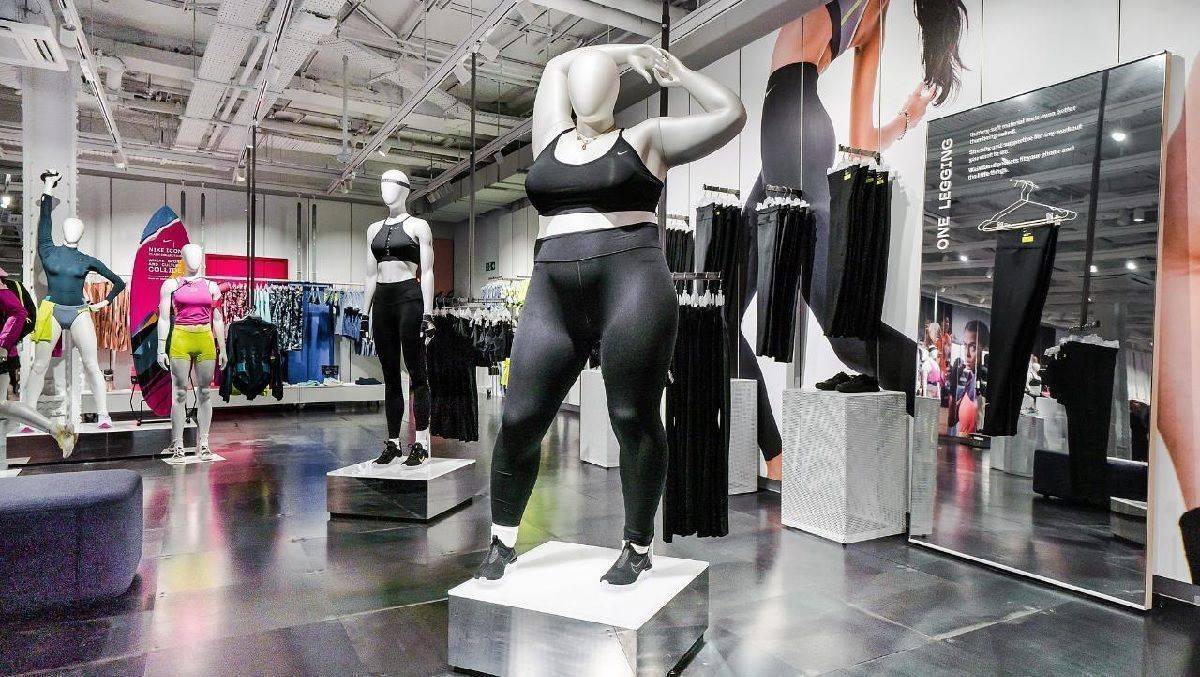 In selbstbewusster Pose steht die Plus-Size-Puppe neben einer schlanken Version.