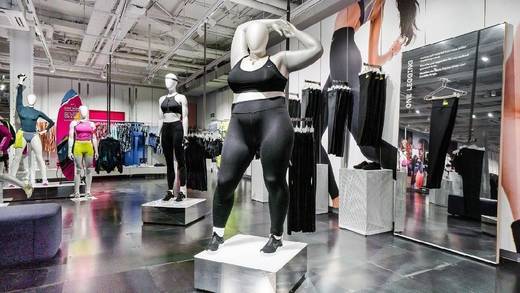 In selbstbewusster Pose steht die Plus-Size-Puppe neben einer schlanken Version.