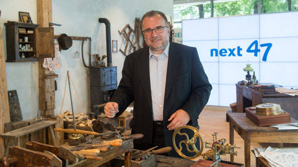 Mit Next47 bündelt Siemens sein bisheriges Engagement für Start-ups. Im Bild Siegfried Russwurm, Technologievorstand der Siemens AG, in einen Nachbau der historischen Siemens-Werkstatt.