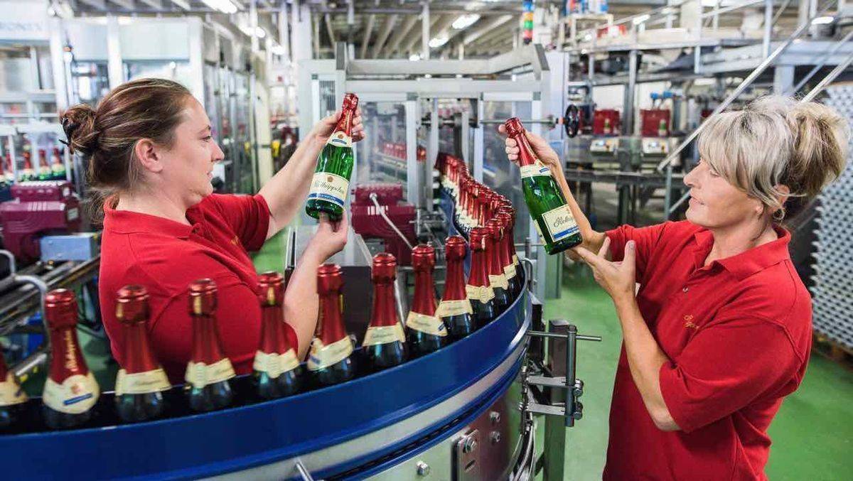 Rotkäppchen-Mumm ist in Deutschland Marktführer in der Kategorie Sekt. Zu dem Mittelständler gehören die Marken Rotkäppchen, Jules Mumm, Mumm, MM, Geldermann und Kloss & Foerster.
