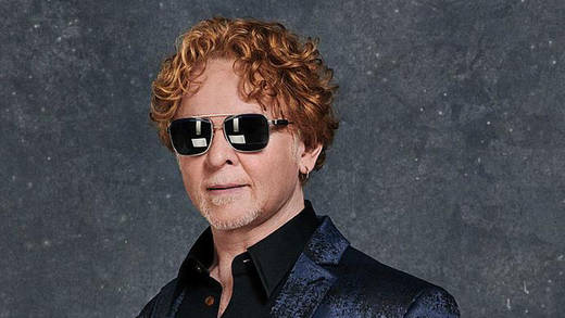 Mick Hucknall wird für sein Engagement ausgezeichnet.