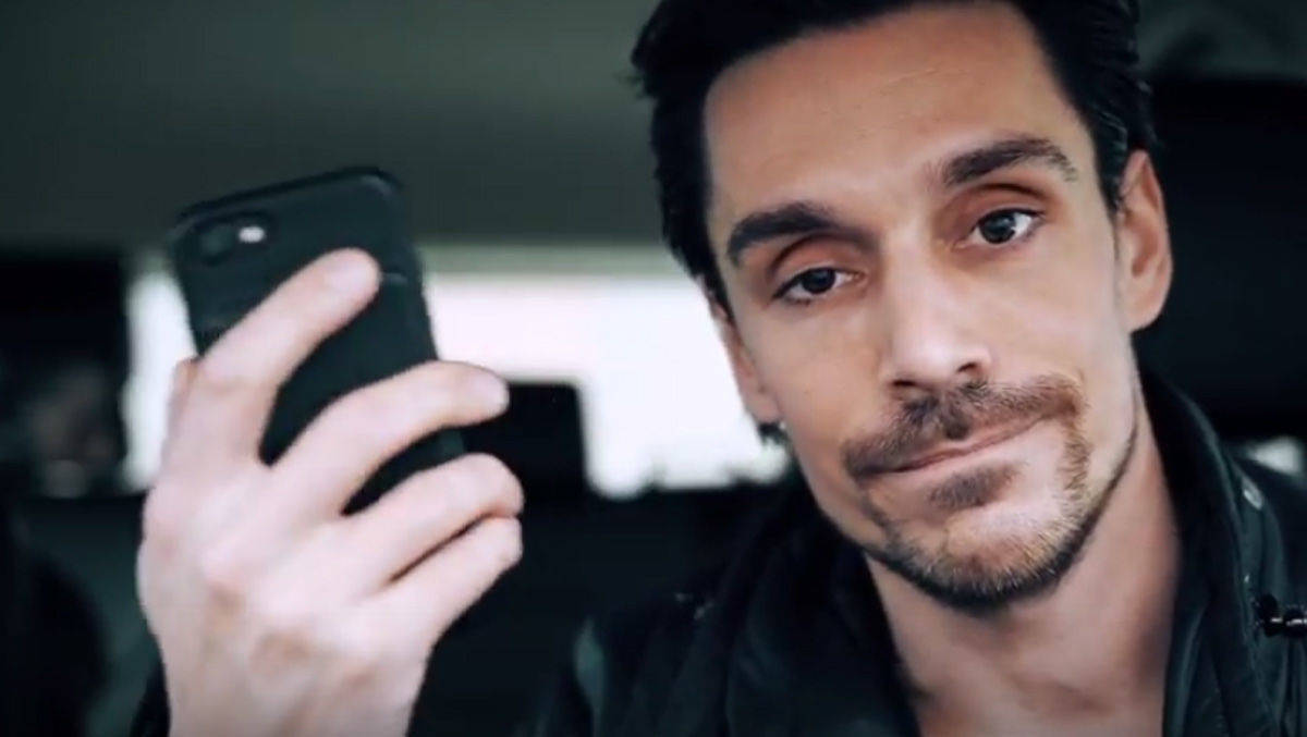 Auf Social Media wirbt Schauspieler Philipp Christopher dafür, das Handy während der Fahrt nicht zu benutzen.