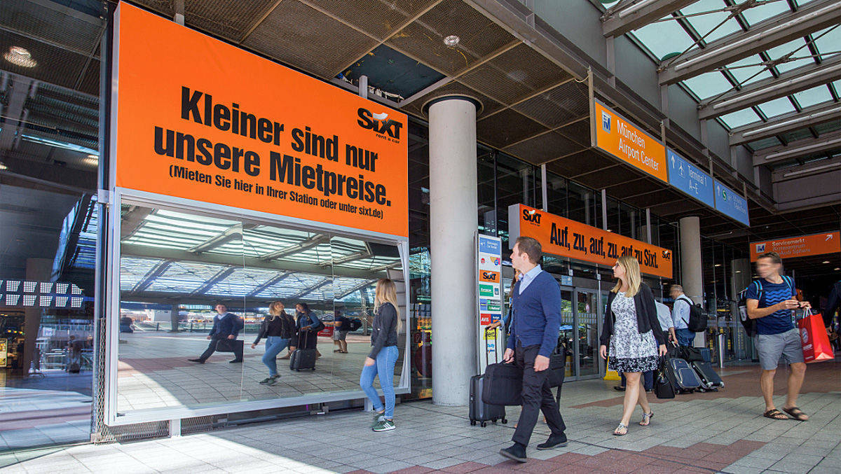 Sixt ist am Flughafen München einmal mehr werblich präsent.