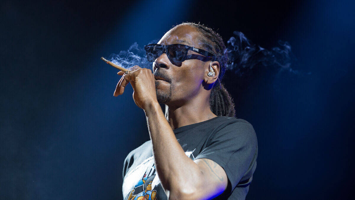 Dass Cannabis in Deutschland vielleicht bald legalisiert wird, scheint auch an Snoop Dogg nicht vorbeigegangen zu sein.