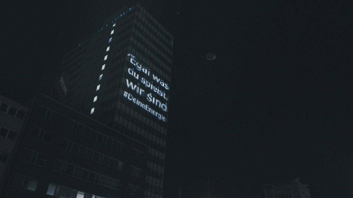 Köln bei Nacht: Gamer und Nachtschwärmer feierte E wie einfach mithilfe seiner Bürofassade.