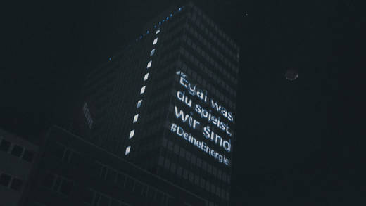 Köln bei Nacht: Gamer und Nachtschwärmer feierte E wie einfach mithilfe seiner Bürofassade.