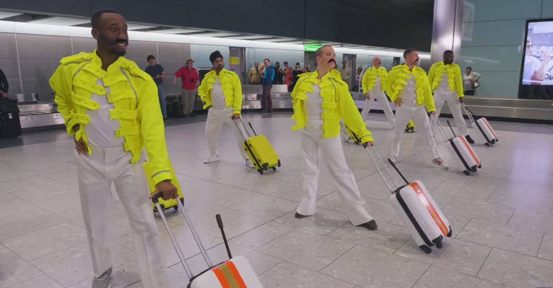 Mitarbeiter feiern Freddie Mercury mit einer Tanzeinlage in Heathrow.